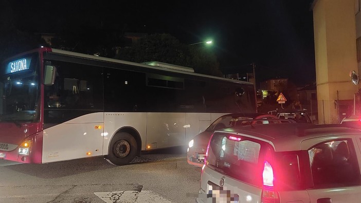 Savona, si rompe un autobus Tpl Linea: traffico in tilt in via Tissoni (FOTO)