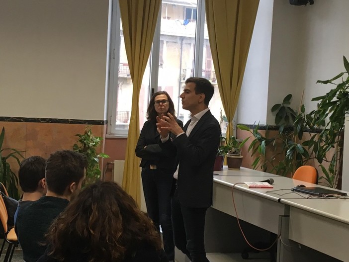 Savona, denunciò le spese pazze e fu emarginato, Andrea Franzoso racconta la sua storia agli studenti Savona, denunciò le spese pazze e fu emarginato, Andrea Franzoso racconta la sua storia agli studenti