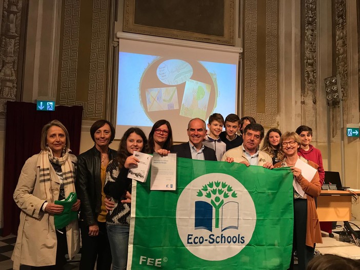 Albenga, consegnata la bandiera verde FEE ai bambini della scuola per l'infanzia San Clemente e ai ragazzi delle scuole di via degli Orti (FOTO)