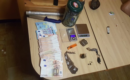 Loano, pusher "collaborativo" arrestato dalla polizia municipale Loano, pusher "collaborativo" arrestato dalla polizia municipale