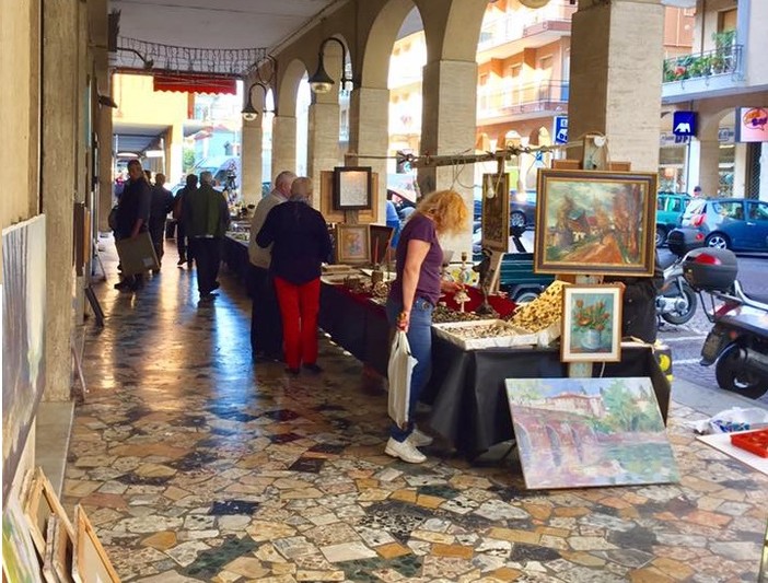 Loano, in corso Europa torna il Mercatino di Antichità e Collezionismo Loano, in corso Europa torna il Mercatino di Antichità e Collezionismo