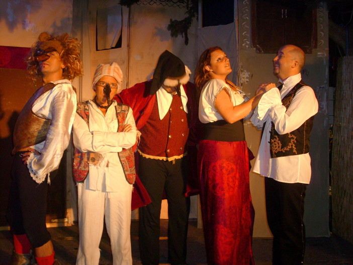 Alassio: "favolando" commedia dell'arte in piazza con la compagnia de "I Senzatetto"
