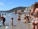 Alassio invasa dai turisti: budello e spiagge affollate (FOTO)