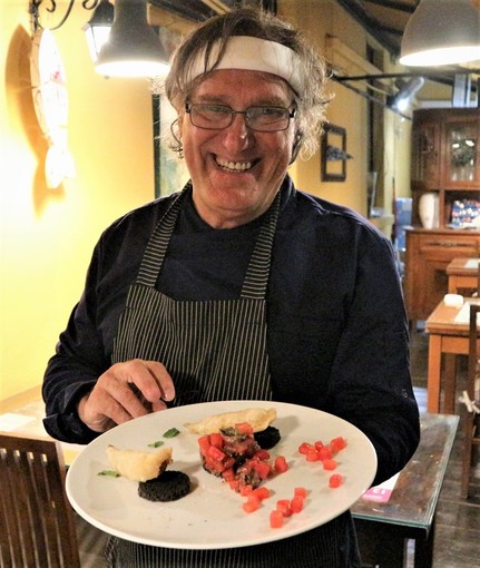 Lo chef dell'Osteria della Pescheria degli Artisti con in piatto vincitore del contest