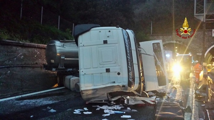 A10, camion si ribalta: traffico in tilt (foto) A10, camion si ribalta: traffico in tilt (foto)
