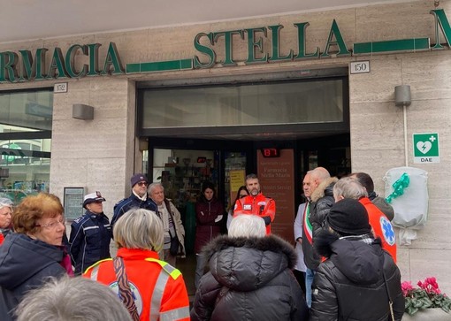 Albisola Superiore inaugura il settimo defibrillatore grazie alla donazione della Farmacia Stella Maris Albisola Superiore inaugura il settimo defibrillatore grazie alla donazione della Farmacia Stella Maris