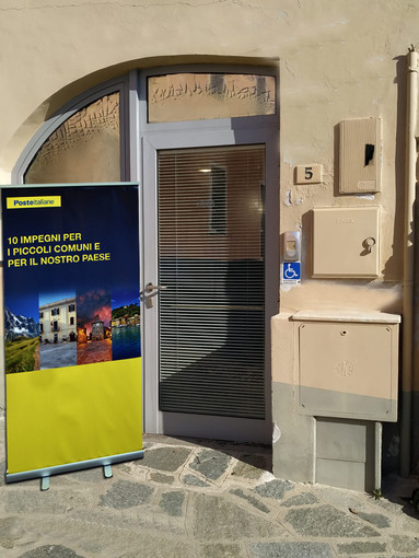 L'ingresso dell'ufficio postale di Arnasco rinnovato L'ingresso dell'ufficio postale di Arnasco rinnovato