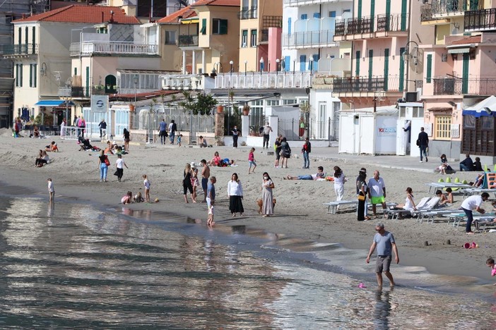 Alassio, aspettando la zona gialla un primo assaggio di primavera sulle spiagge (FOTO)