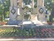 Alassio, restyling giardini in piazza della Libertà con siepe tricolore per il Monumento ai Caduti