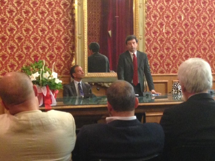Il ministro dell'Ambiente Andrea Orlando parla alla giunta savonese nella Sala Rossa del Comune