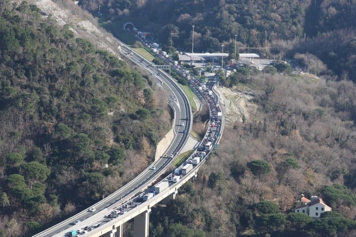 Il Nord nella morsa dei ritardi sulle infrastrutture: in Liguria le paralisi del traffico penalizzano i costi dei trasporti portuali