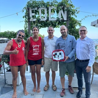 "Alassio cardioprotetta": nelle spiagge e negli alberghi completata la consegna dei defibrillatori "Alassio cardioprotetta": nelle spiagge e negli alberghi completata la consegna dei defibrillatori