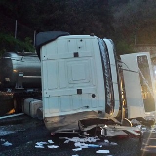 A10, camion si ribalta: traffico in tilt (foto)