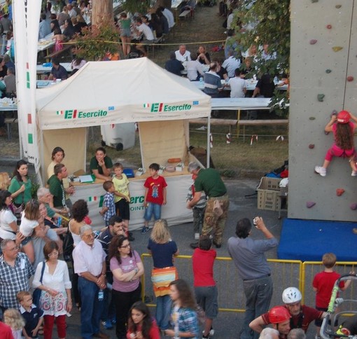 Parete di arrampicata artificiale dell'esercito alla "Sagra della Tira"