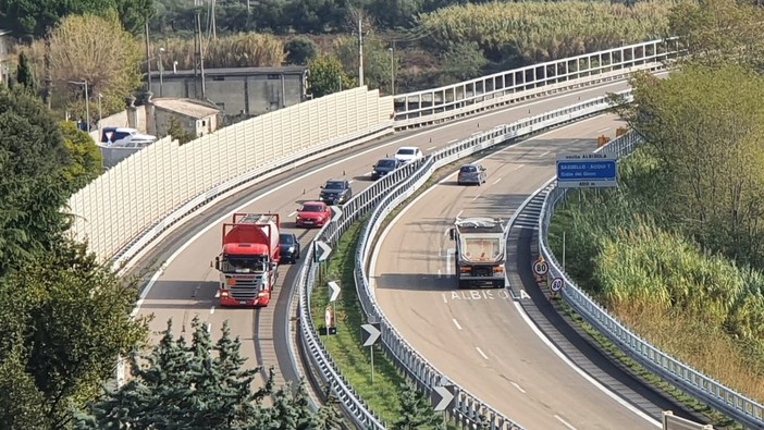 Scontro tra un'auto e un camion: soccorsi mobilitati sulla A10 tra Albisola e Savona Scontro tra un'auto e un camion: soccorsi mobilitati sulla A10 tra Albisola e Savona