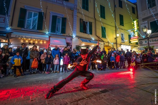 Animazione nelle vie del centro, i fuochi d'artificio e le proiezioni: Alassio si prepara a salutare il nuovo anno Animazione nelle vie del centro, i fuochi d'artificio e le proiezioni: Alassio si prepara a salutare il nuovo anno