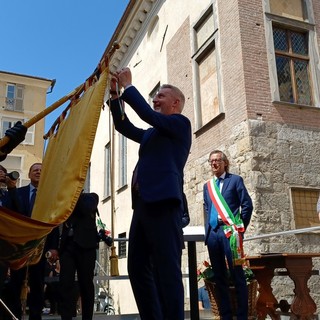 Il Ministro Guerini consegna la Medaglia d’oro al Valore Civile ad Albenga, la cerimonia in piazza San Michele (FOTO e VIDEO)