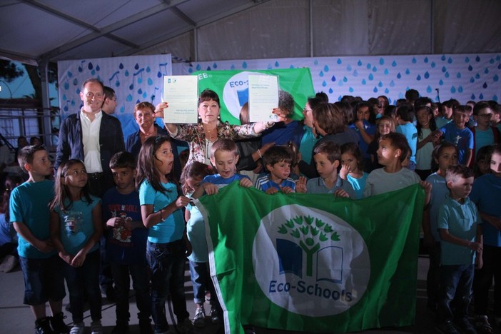 Il cantautore Franco Fasano ospite dello spettacolo delle scuole elementari di Andora "Goccia dopo Goccia" (FOTO) Il cantautore Franco Fasano ospite dello spettacolo delle scuole elementari di Andora "Goccia dopo Goccia" (FOTO)