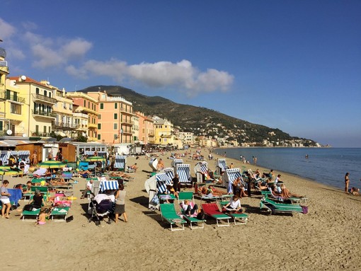 Quando l'estate è a novembre: ad Alassio venti gradi e turisti in spiaggia Quando l'estate è a novembre: ad Alassio venti gradi e turisti in spiaggia