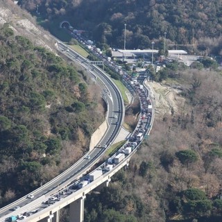 Il Nord nella morsa dei ritardi sulle infrastrutture: in Liguria le paralisi del traffico penalizzano i costi dei trasporti portuali Il Nord nella morsa dei ritardi sulle infrastrutture: in Liguria le paralisi del traffico penalizzano i costi dei trasporti portuali
