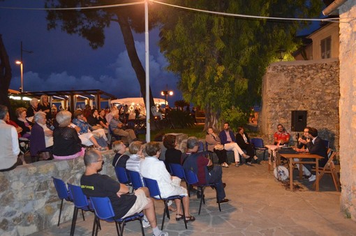 Andora, Ugo Moriano apre la rassegna letteraria "Sotto l'archetto"