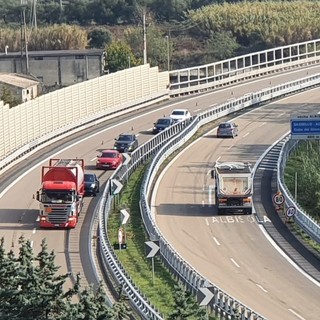 Scontro tra un'auto e un camion: soccorsi mobilitati sulla A10 tra Albisola e Savona