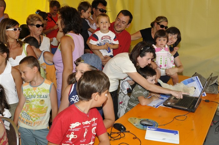 Alassio: inaugurata la rete wi-fi. "Assalto" alle postazioni