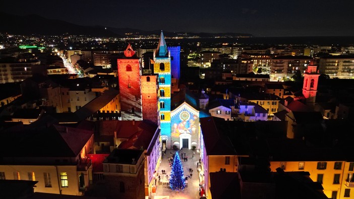 I giocatori dell’Albenga Calcio pedalano per accendere il Natale I giocatori dell’Albenga Calcio pedalano per accendere il Natale