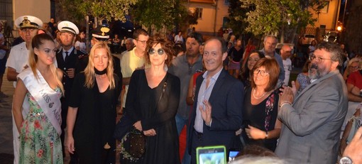 Andora, Veronica Pivetti inaugura il red carpet e conquista il pubblico con il suo libro "Mai all’Altezza" Andora, Veronica Pivetti inaugura il red carpet e conquista il pubblico con il suo libro "Mai all’Altezza"