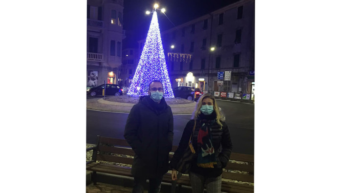 Albisola, acceso l'albero di Natale "della speranza"