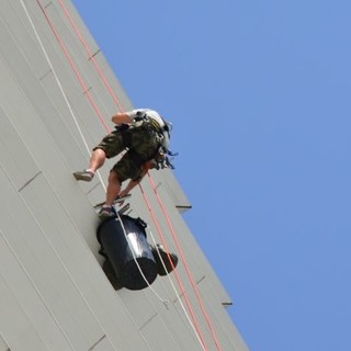 Cosa raccoglie dal grattacielo del porto lo spiderman savonese?