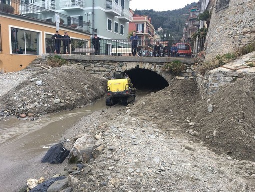 Alassio: operazioni di pulizia del Rio Palmero Alassio: operazioni di pulizia del Rio Palmero