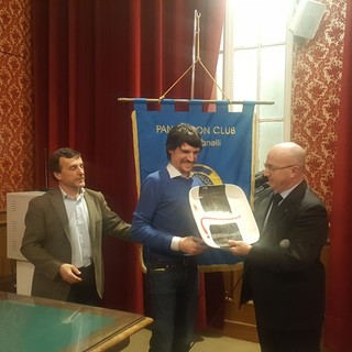Savona: l’atleta paralimpico Campione Italiano di triathlon Alessandro Mennella riceve il premio Luigi De Manincor