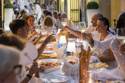 "Alassio in Bianco", il 29 luglio la Città del Muretto si trsforma in un elegante salotto a cielo aperto "Alassio in Bianco", il 29 luglio la Città del Muretto si trsforma in un elegante salotto a cielo aperto
