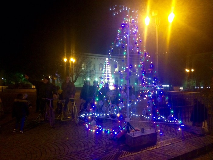 Cairo Montenotte, l'albero di Natale "a pedali" piace: ecco il video
