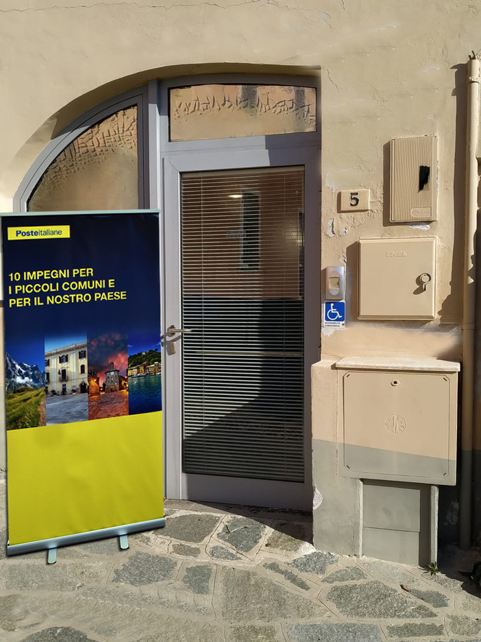 L'ingresso dell'ufficio postale di Arnasco rinnovato L'ingresso dell'ufficio postale di Arnasco rinnovato