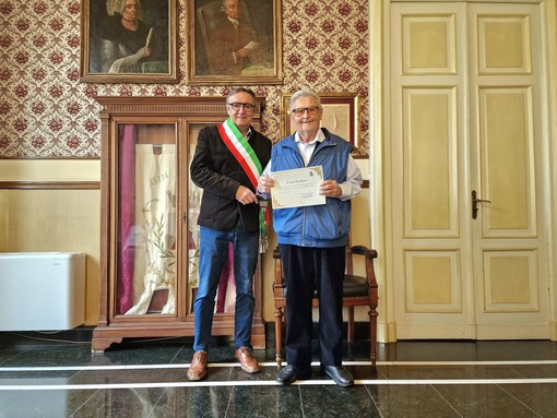 Da oltre 75 anni in vacanza ad Alassio, premiato il turista Simon Pietro Simonelli Da oltre 75 anni in vacanza ad Alassio, premiato il turista Simon Pietro Simonelli