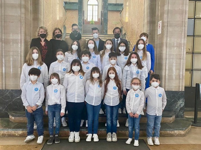 Savona, i giovanissimi del coro Alba Musicale dal sindaco, prima di partire per l’incontro con il Papa Savona, i giovanissimi del coro Alba Musicale dal sindaco, prima di partire per l’incontro con il Papa