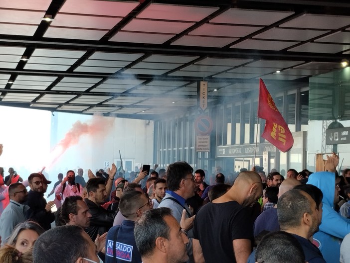 Ansaldo Energia, aeroporto bloccato a oltranza: "Non ce ne andiamo senza garanzie da Roma" (Video)