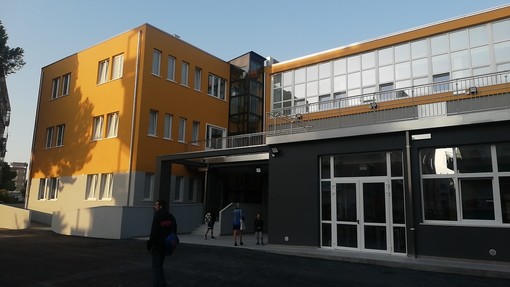 Andora, a rischio la prima classe a modulo della scuola "Novaro". Sconcerto dell'amministrazione: "Abbiamo appreso dai genitori" Andora, a rischio la prima classe a modulo della scuola "Novaro". Sconcerto dell'amministrazione: "Abbiamo appreso dai genitori"