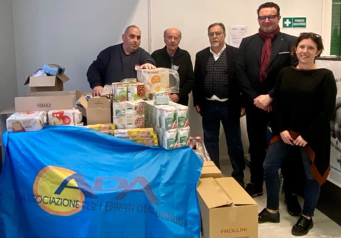 Albenga, l’Associazione per i Diritti degli Anziani dona pacchi spesa per le famiglie in difficoltà Albenga, l’Associazione per i Diritti degli Anziani dona pacchi spesa per le famiglie in difficoltà