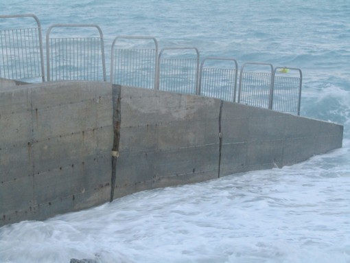 Danni della mareggiata a Celle, crepato l'argine del rio S. Brigida (FOTO) Danni della mareggiata a Celle, crepato l'argine del rio S. Brigida (FOTO)