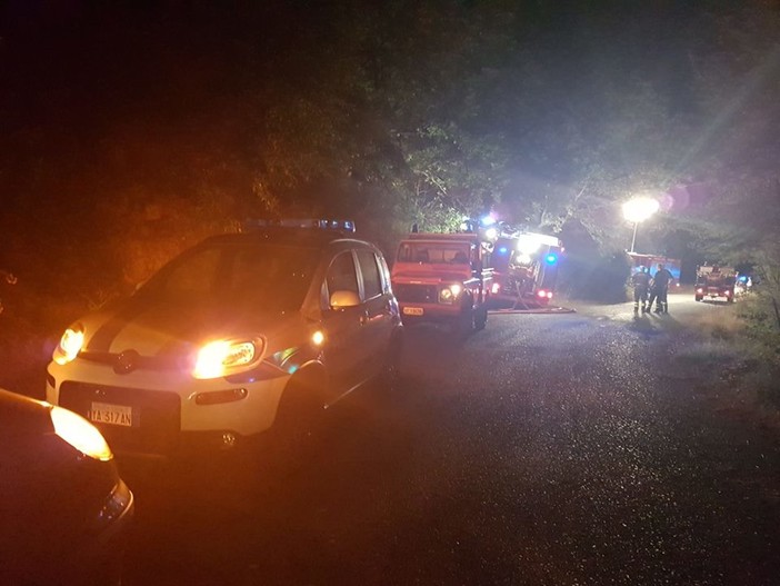 Alassio, vasto incendio boschivo in località Vegliasco