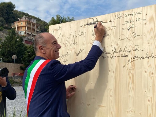 Il sindaco Melgrati durante la cerimonia di posa del primo pannello per il nuovo edificio