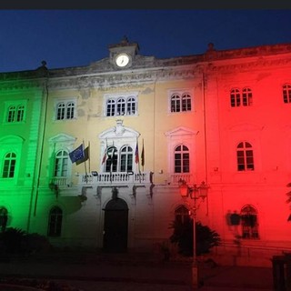 Alassio: la facciata del palazzo comunale brilla di luci tricolori (la FOTONOTIZIA) Alassio: la facciata del palazzo comunale brilla di luci tricolori (la FOTONOTIZIA)