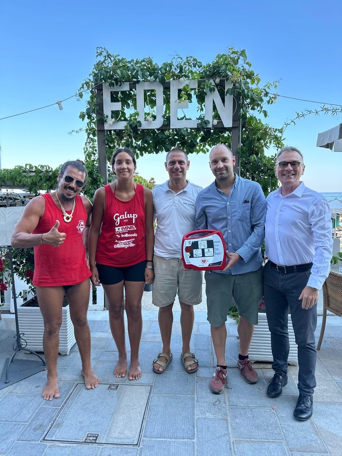 "Alassio cardioprotetta": nelle spiagge e negli alberghi completata la consegna dei defibrillatori "Alassio cardioprotetta": nelle spiagge e negli alberghi completata la consegna dei defibrillatori