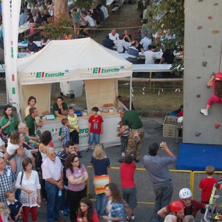 Parete di arrampicata artificiale dell'esercito alla "Sagra della Tira"