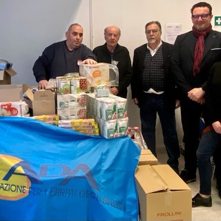Albenga, l’Associazione per i Diritti degli Anziani dona pacchi spesa per le famiglie in difficoltà