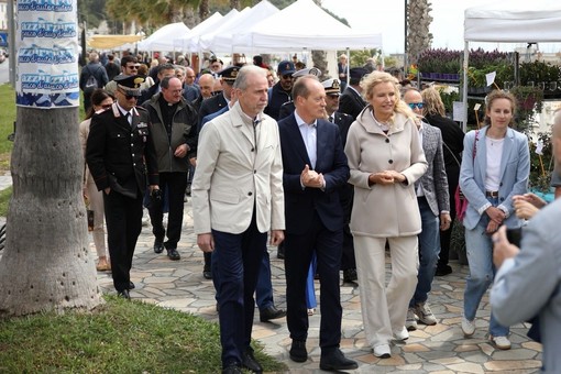 Andora, record di presenze per la 13ª edizione di “Azzurro Pesce d’Autore” (FOTO) Andora, record di presenze per la 13ª edizione di “Azzurro Pesce d’Autore” (FOTO)
