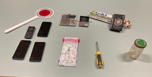 Sorpreso con 10 dosi di cocaina nascoste nell'imbottitura della giacca: arrestato dalle polizie locali di Loano, Finale e Savona